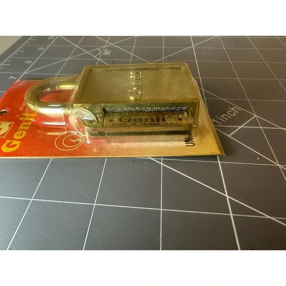 NEW Vintage Genii Magnetic Padlock w/2 Keys Non Pickable No Keyhole 37mm NIB